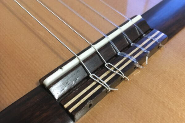 Gitarren-Saiten, insgesamt fünf an der Zahl